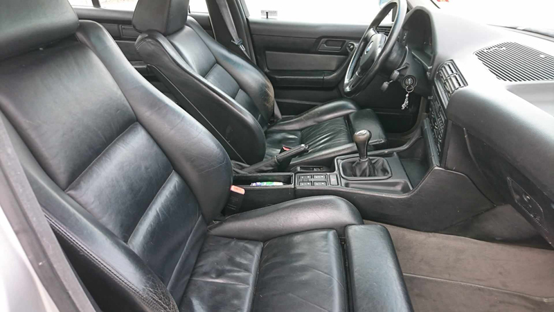 Silvermetallic BMW M5 E34 stulen i låst garage i Kista Stockholm