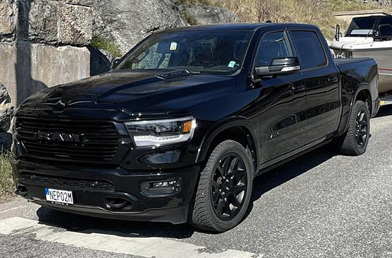 Svart RAM 1500 Crew Cab Laramie Night Edition stulen i Sollentuna norr om Stockholm