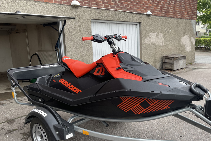 Sea Doo Spark Trixx stulen på trailer i Uppsala.