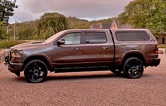 Mörkgrå metallic RAM 1500 Crew Cab med kåpa stulen i Getinge norr om Halmstad