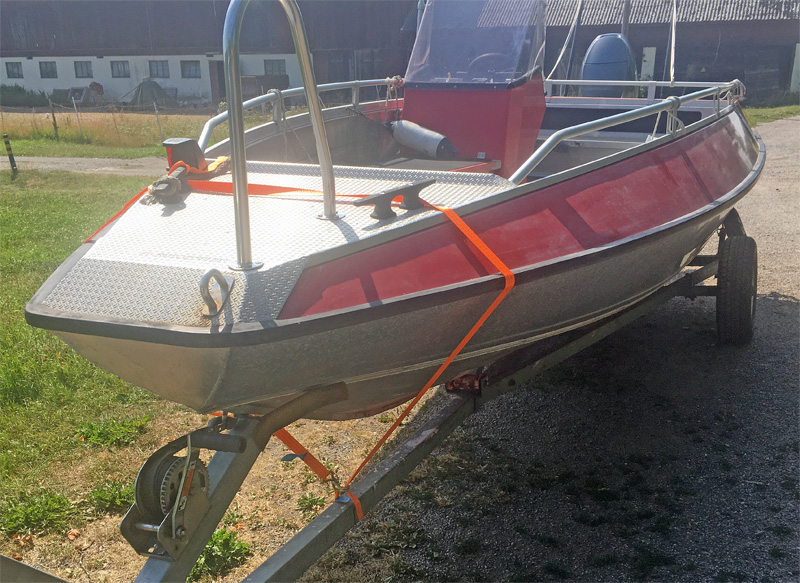 Buster L med 50 Hk Yamaha stulen på trailer i Norrtälje, Stockholm 