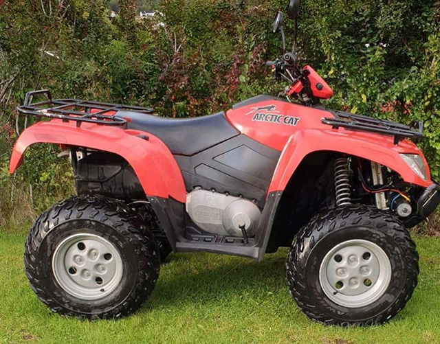 Röd fyrhjuling Arctic Cat 650 4X4 stulen i Bengtsfors