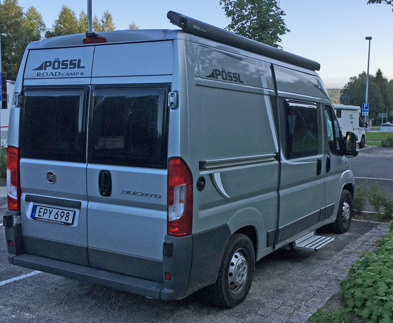 Silvermetallic husbil Fiat Pössl KW 20 (Poessl KW 20) "plåtis" stulen på Ekerö utanför Stockholm