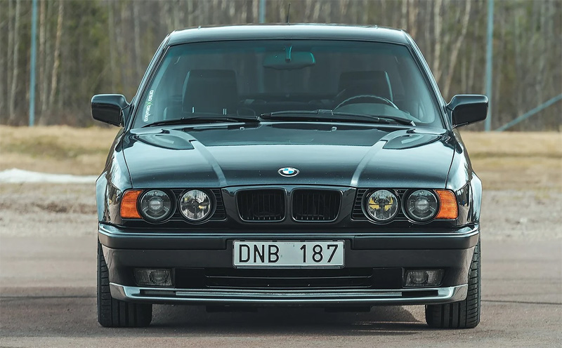 Svart BMW M5 E34 stulen i Upplands Väsby norr om Stockholm
