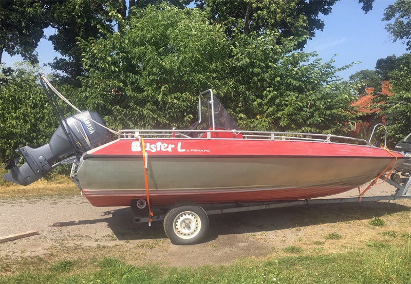 Buster L med 50 Hk Yamaha stulen på trailer i Norrtälje, Stockholm 