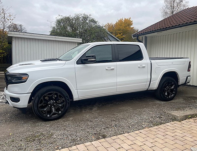 Vit RAM 1500 Crew Cab Limited Night Edition stulen i Vallentuna
