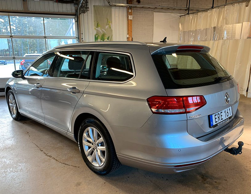 Silvermetallic Volkswagen Passat Sportscombi och vit Volvo V70 stulna vid inbrott på bilföretag i Österbybruk nordost om Uppsala