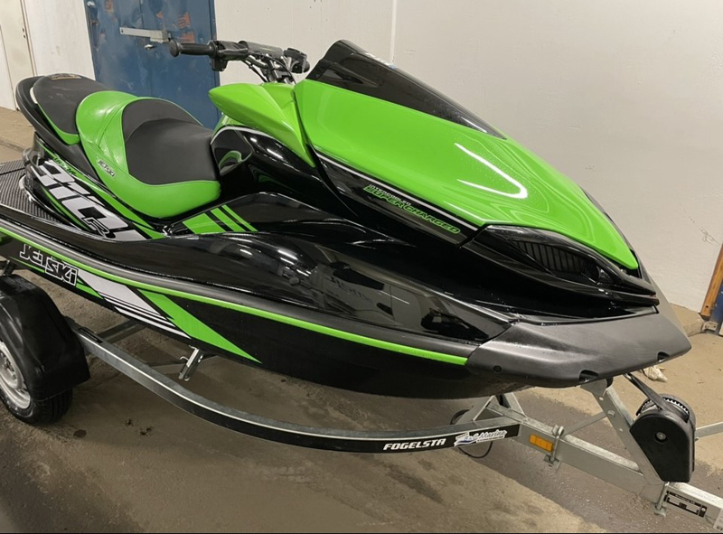Kawasaki Ultra 310 R stulen på trailer i Tyresö, Stockholm
