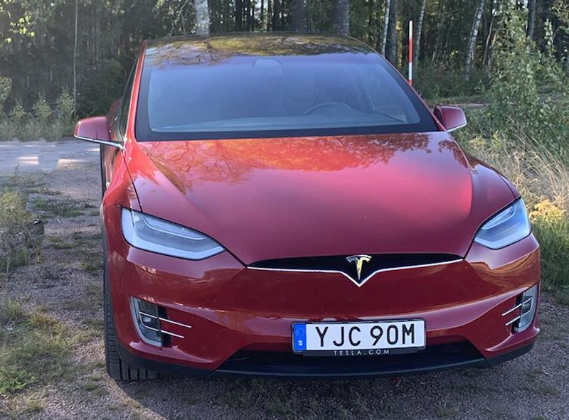 Röd Tesla Model X Long Range stulen i Sollentuna