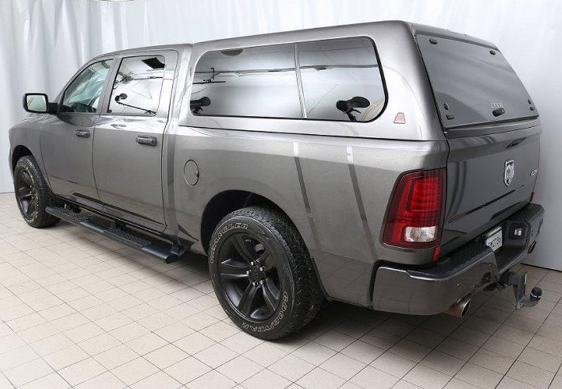 Grå metallic RAM 1500 Crew Cab Laramie med flakkåpa stulen i Skurup mellan Malmö och Ystad