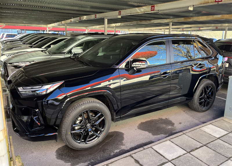 Svart Toyota RAV4 Hybrid AWD-i GR Sport stulen i Skärholmen, Stockholm