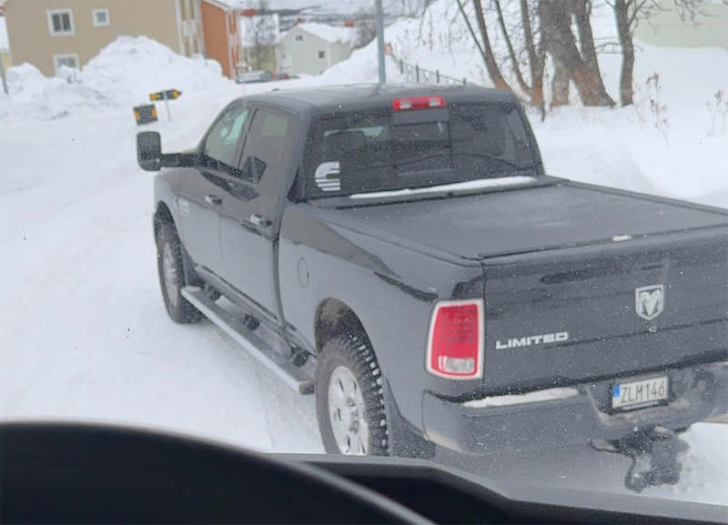 Svart RAM 2500 Crew Cab stulen utanför Trässberg, Lidköping