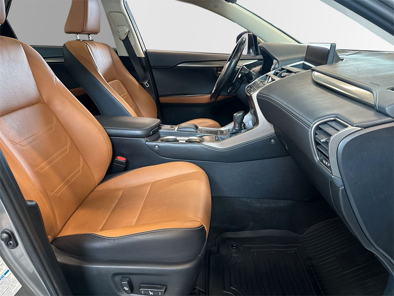 Grå metallic Lexus NX 300H AWD Executive stulen i Linköping