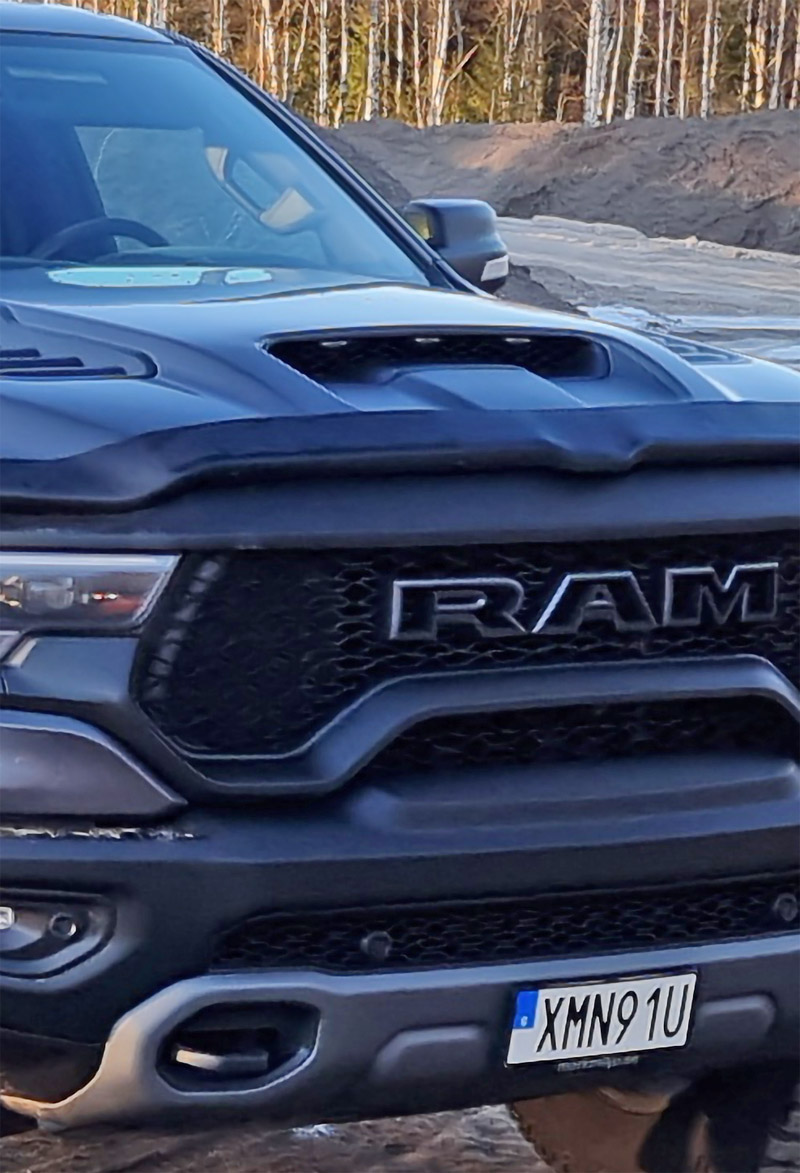 Grå metallic RAM 1500 TRX Crew Cab stulen i Ljungby