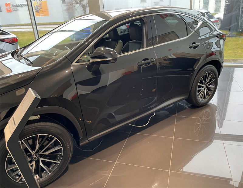 Svart Lexus NX 450h AWD + Executive stulen i Spånga, Stockholm