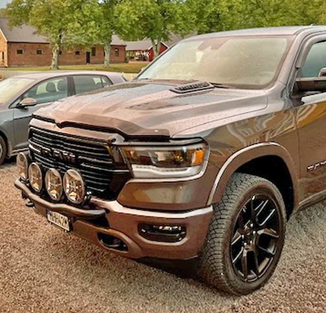 Mörkgrå metallic RAM 1500 Crew Cab med kåpa stulen i Getinge norr om Halmstad