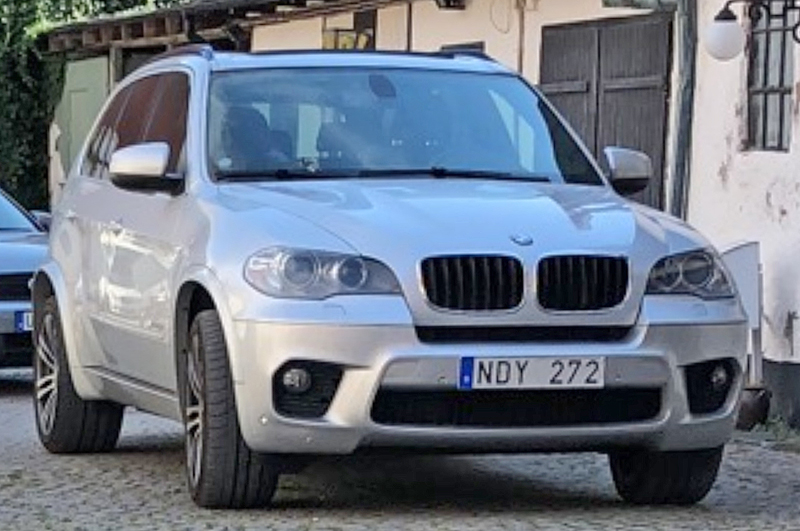 Silvermetallic BMW X5 Xdrive 30D stulen i Lund