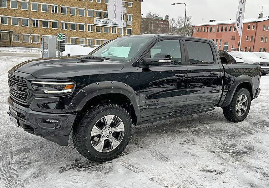 Svart RAM 1500 Crew Cab Limited Black Apperance stulen i Kumla