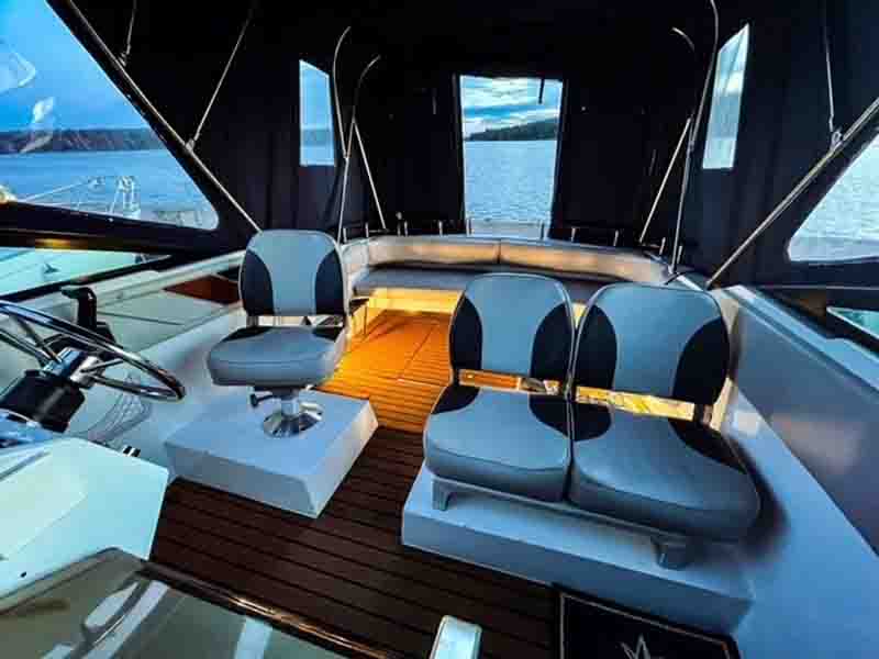 Century 275 Meridian stulen på trailer i Bromma, Stockholm