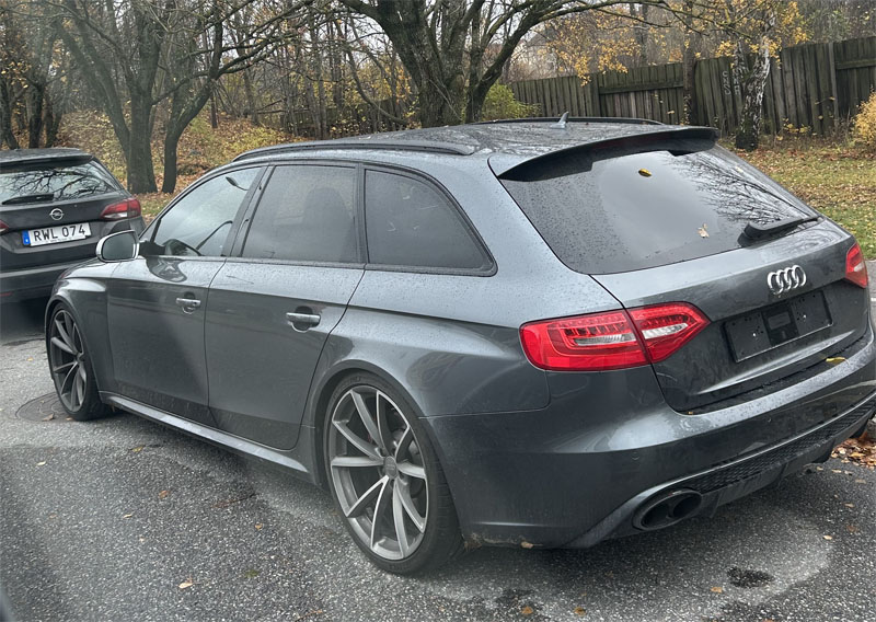 Mörkgrå metallic Audi RS 4 Avant V8 Quattro stulen i Huddinge anträffad och bärgad till märkesverkstad i Segeltorp och stulen igen.