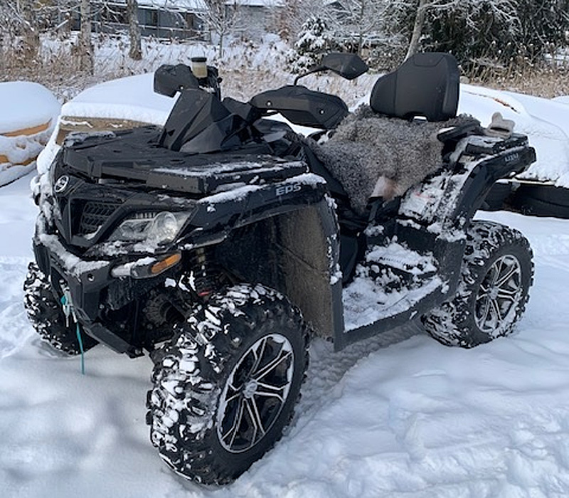 Svart CFMoto CForce 850XC stulen utanför Gottröra Abrahamsby.