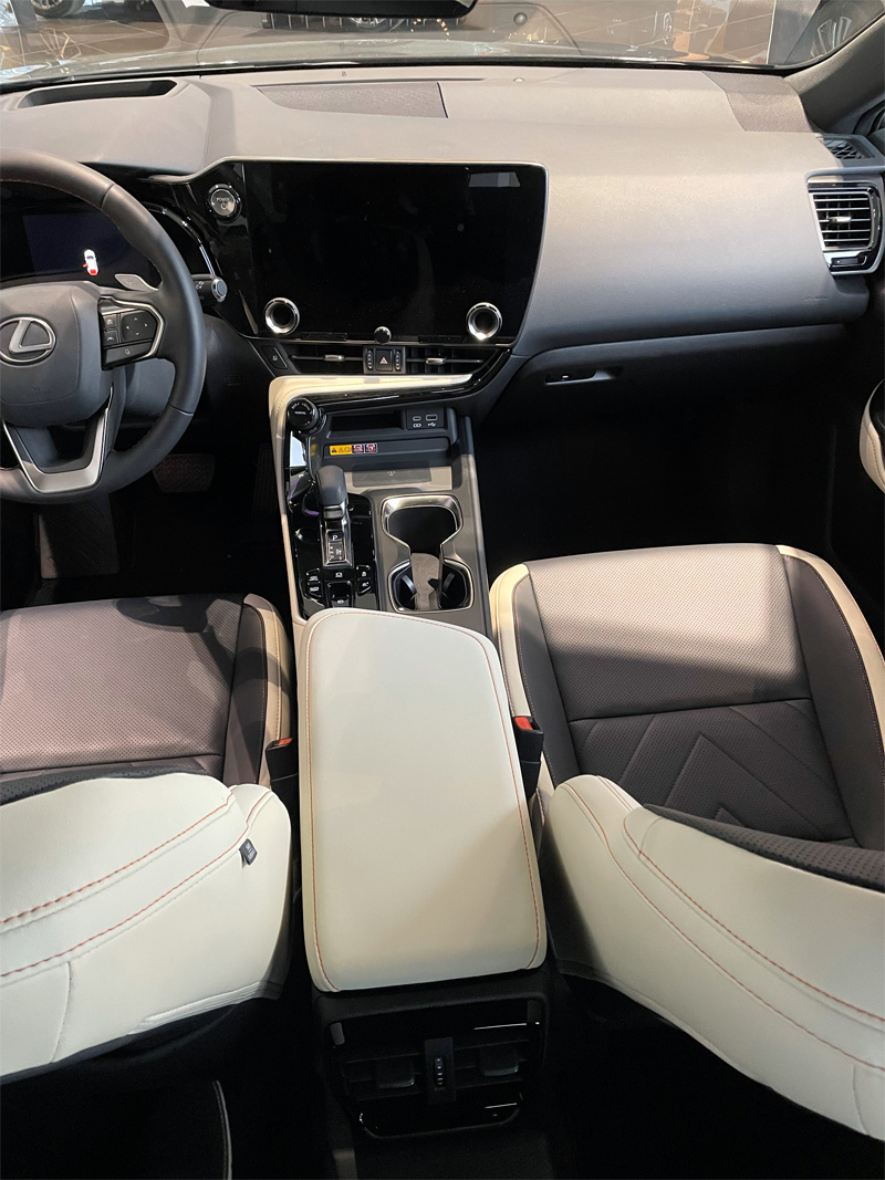 Svart Lexus NX 450h AWD + Executive stulen i Spånga, Stockholm