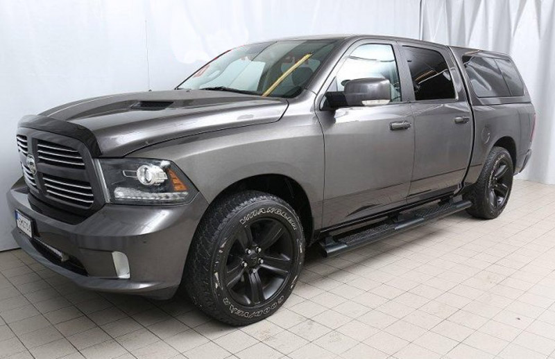 Grå metallic RAM 1500 Crew Cab Laramie med flakkåpa stulen i Skurup mellan Malmö och Ystad