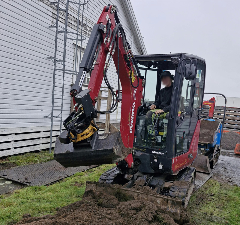Röd minigrävare Yanmar SV19 stulen i Mölndal, Göteborg