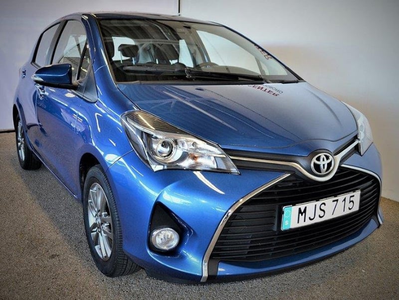 Blå metallic Toyota Yaris stulen i Helsingborg