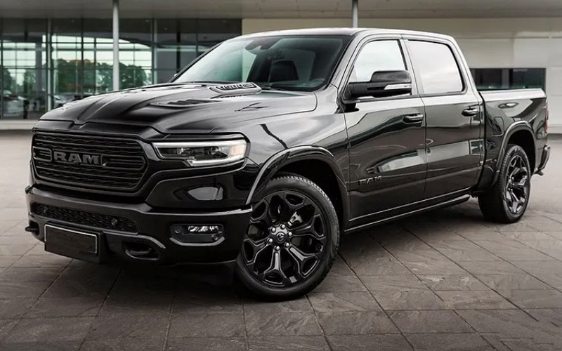 Svart RAM 1500 Crew Cab stulen i Solna