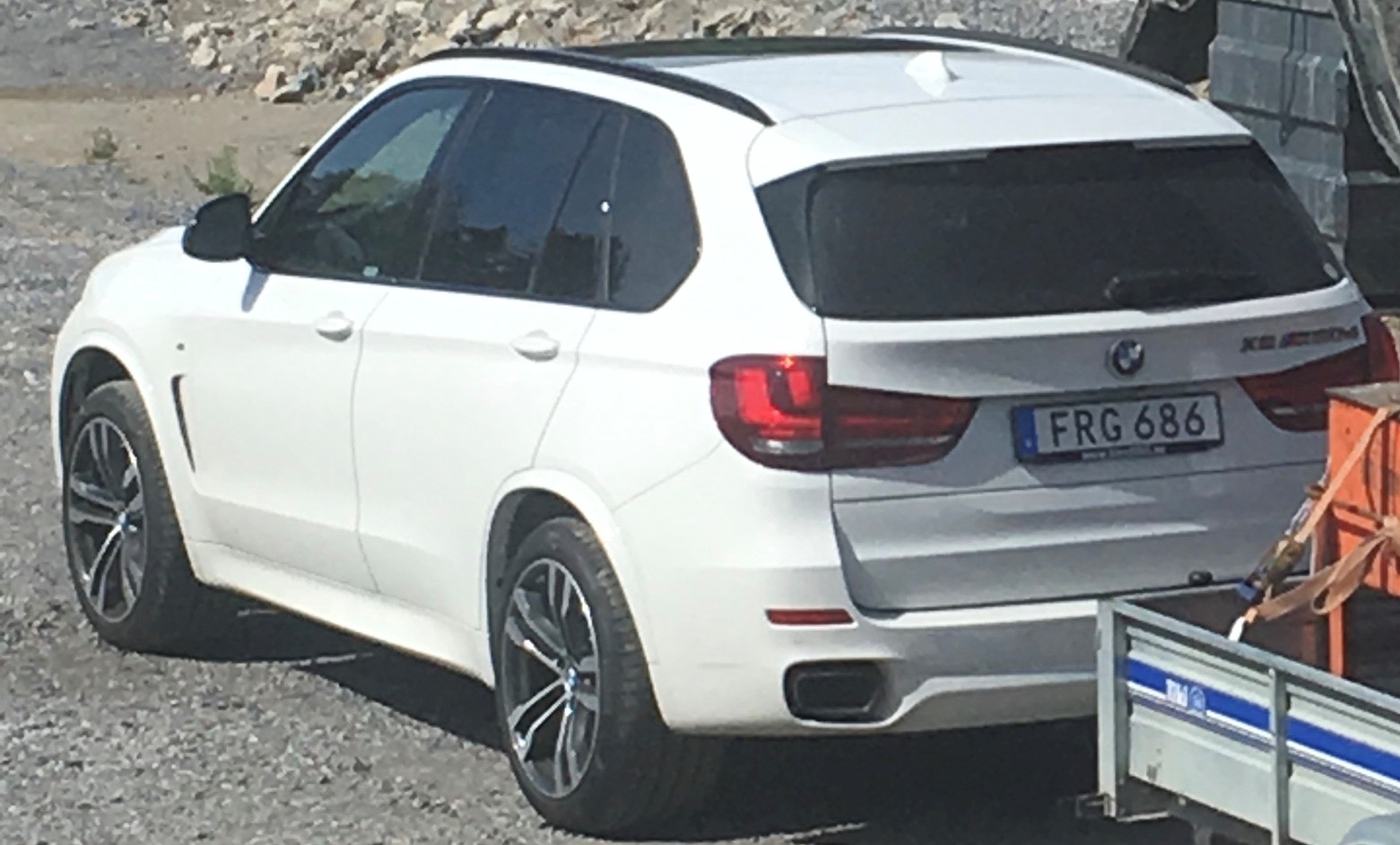 Vit BMW X5 M50D Ultimate edition stulen i Nyköping