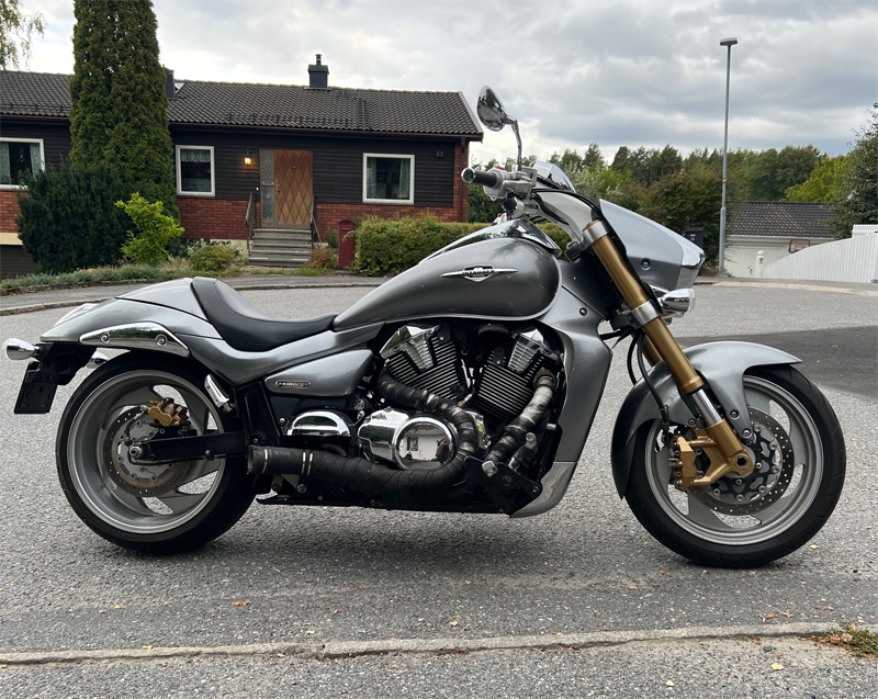 Silvermetallic Suzuki VZS 1800 Intruder stulen i Upplands Väsby norr om Stockholm