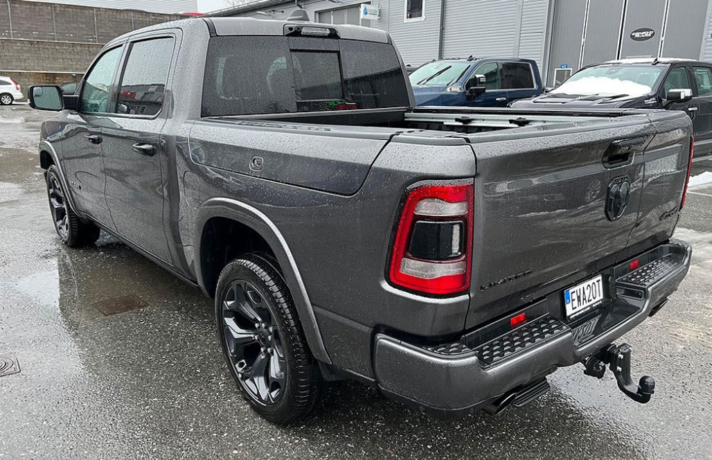 Mörkgrå RAM 1500 Crew Cab Night Edition stulen norr om Uppsala
