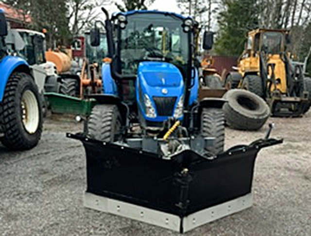 Blå traktor New Holland T4.85 med plog stulen i Nacka utanför Stockholm