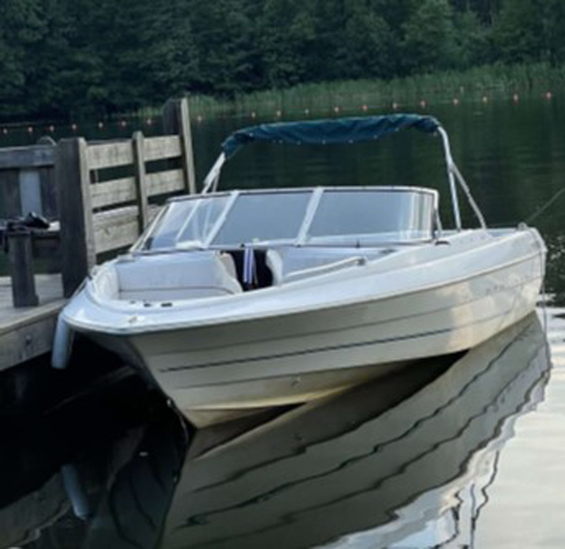 Bayliner Capri 1954 stulen på trailer i Norsborg, Stockholm