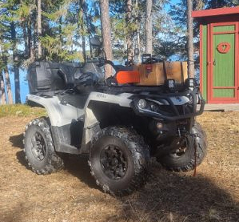 Fyrhjuling Can Am Outlander 1000 PRO stulen väster om Lit