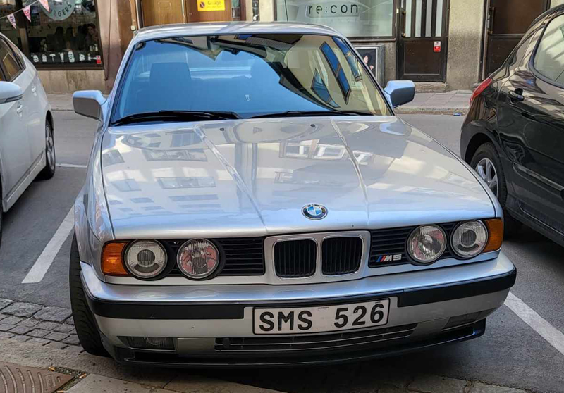 Silvermetallic BMW M5 E34 stulen i låst garage i Kista Stockholm