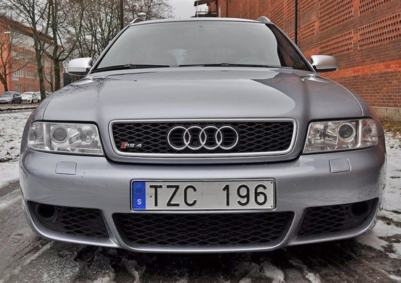 Silvermetallic Audi RS4 B5 stulen i Nynäshamn, hittad i Södertälje och bärgad från platsen till Länna där den stulits igen.