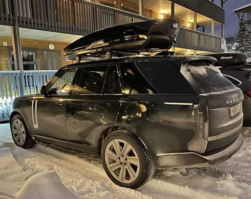 Mörkt grön metallic Land Rover Range Rover P510e stulen i Stocksund norr om Stockholm
