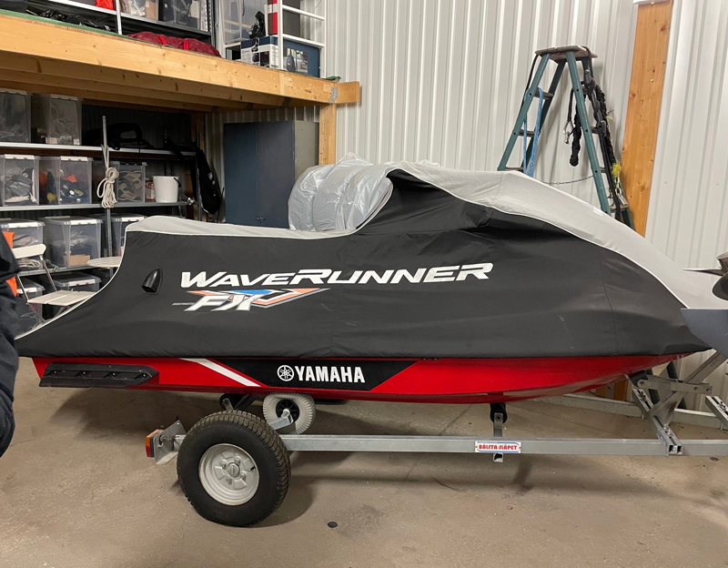 Grovt Bedrägeri i samband med förmedlingsuppdrag, Finnmaster T7 med 250HK Yamaha samt vattenskoter, Yamaha FXSVHO. Godsvärde 855 000Kr
