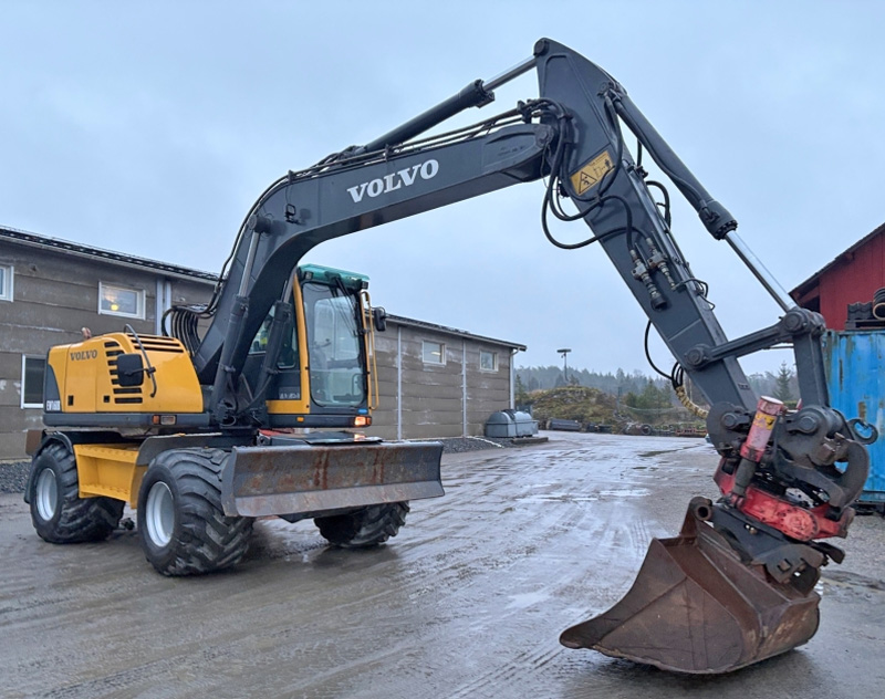 Gul hjulburen grävmaskin Volvo EW160B stulen i Fleninge norr om Helsingborg