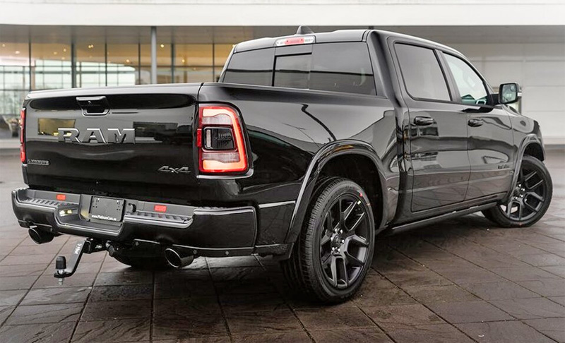 Svart Dodge RAM 1500 Laramie Crew Cab Night Edition stulen norr om Perstorp
