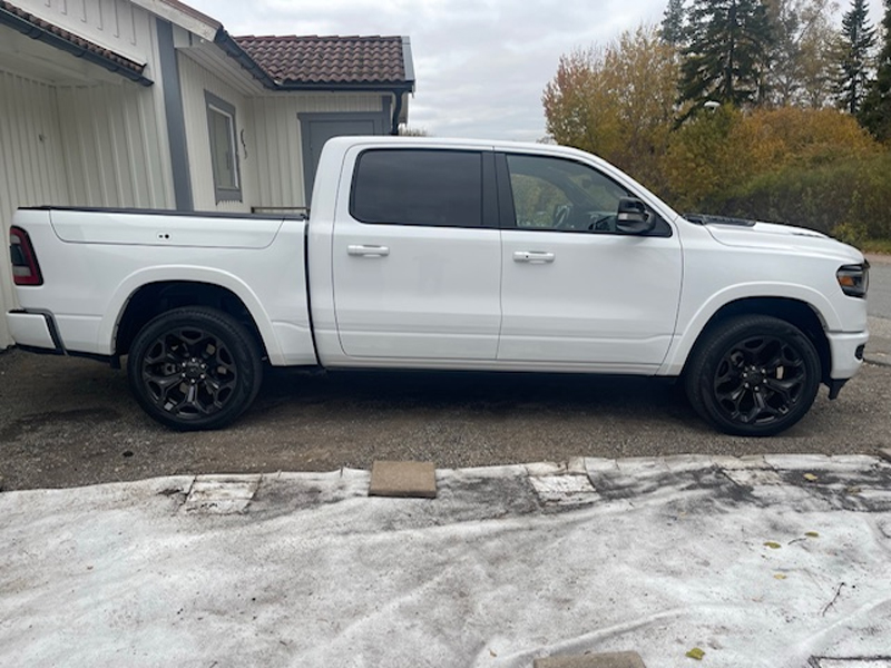 Vit RAM 1500 Crew Cab Limited Night Edition stulen i Vallentuna