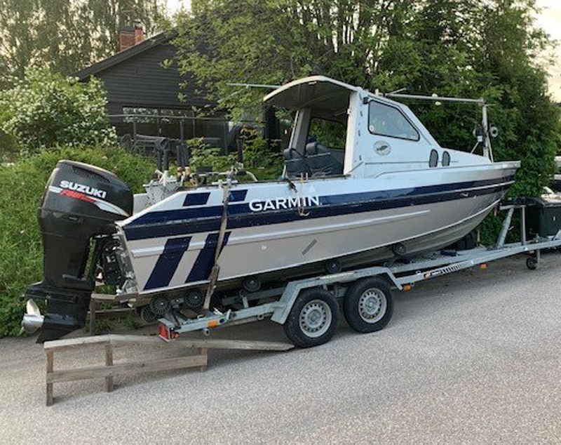 Aluminium båt av okänd modell med 250 Hk Suzuki stulen på trailer i Nykvarn