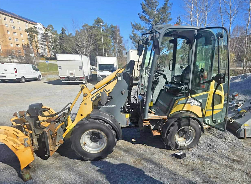 Gul kompaktlastare Gehl AL340 stulen i Vendelsö söder om Stockholm