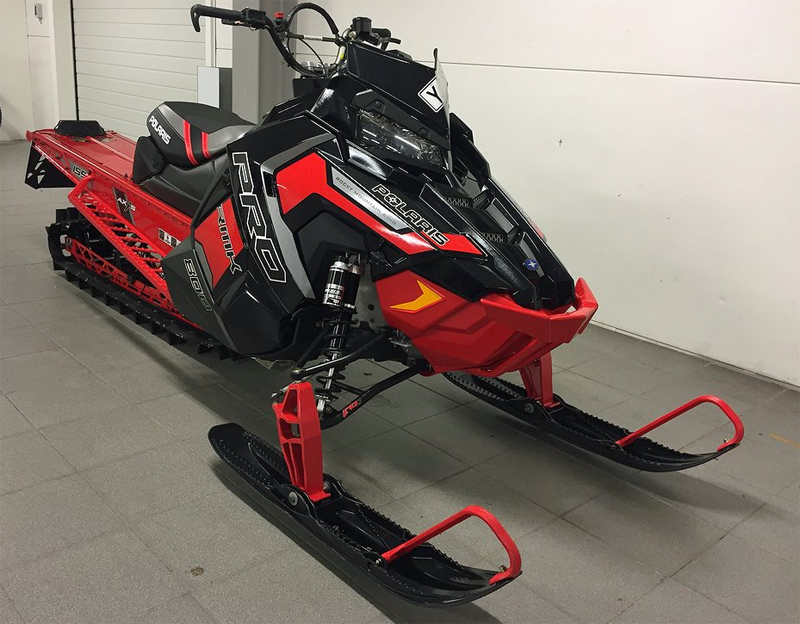 Två snöskotrar röd Polaris 800 PRO RMK 155 och svart Polaris 600 Rush stulna utanför Skelleftehamn