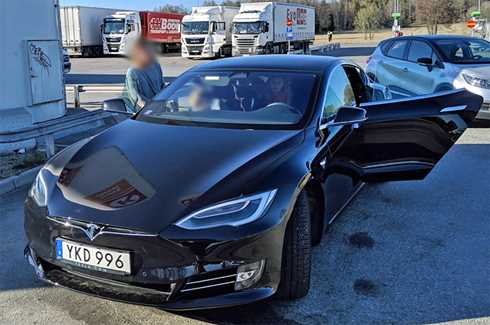 Svart Tesla Model S 75 stulen i Bromma, Stockholm
