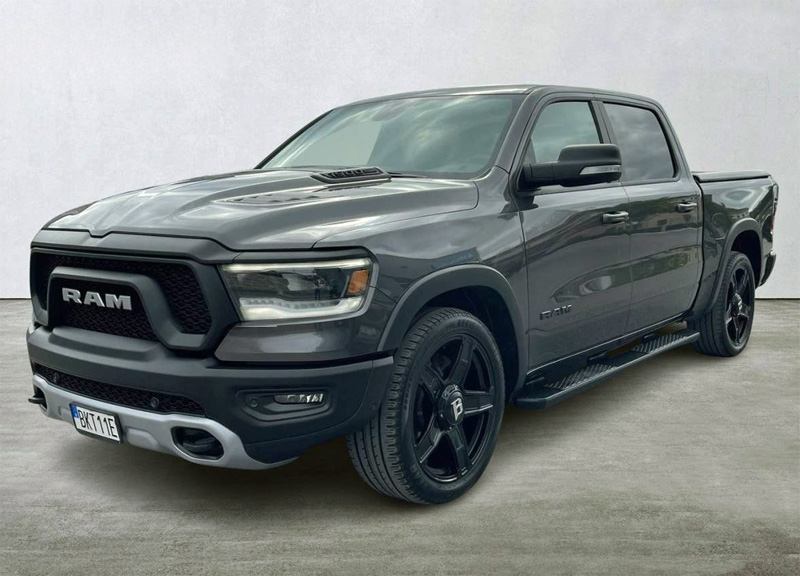 Grå metallic RAM 1500 Crew Cab Rebel