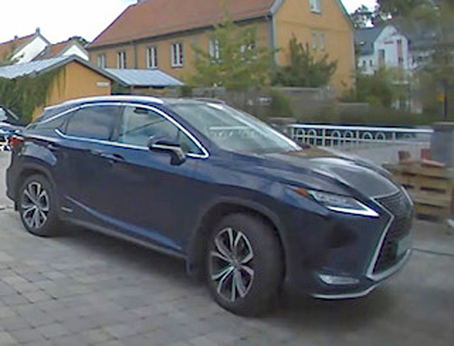 Två blå metallic Lexus RX 450H AWD Executive stulna i Tullinge utanför Stockholm