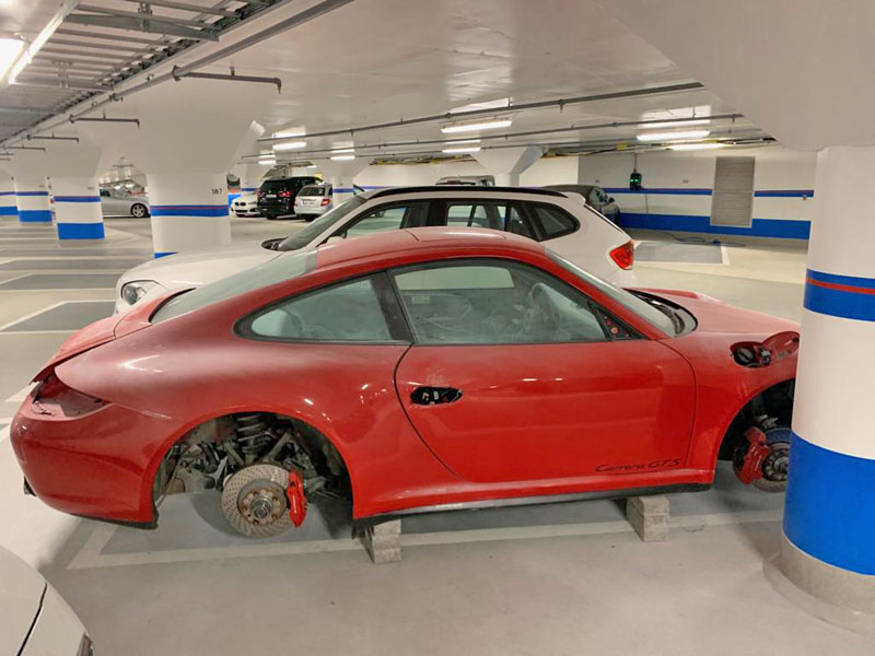 Röd Porsche 997/ 911 Carrera GTS slaktad i centrala Stockholm